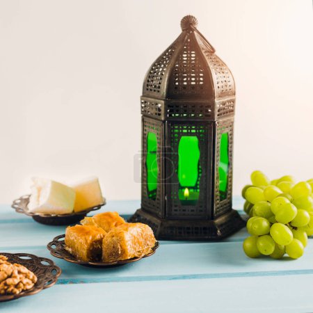 Téléchargez les photos : Lanterne près de raisin vert avec des soucoupes turques délices baklava - en image libre de droit