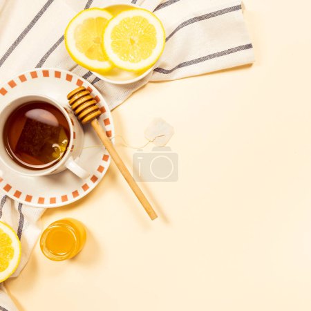 Téléchargez les photos : Thé noir avec du miel tranche de citron frais - en image libre de droit