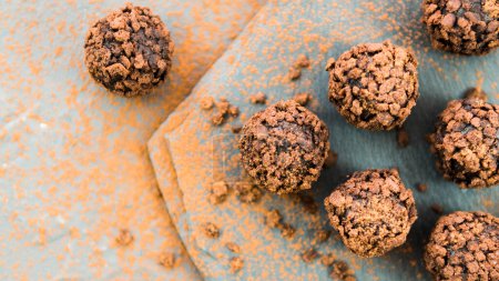 Téléchargez les photos : Truffes au chocolat avec comptoir en pierre de mie de biscuit - en image libre de droit