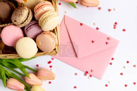 Foto de Arriba ver cesta sobre macarons día de San Valentín - Imagen libre de derechos