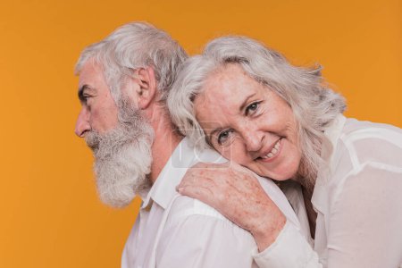 Téléchargez les photos : "Couple de personnes âgées amoureux
" - en image libre de droit