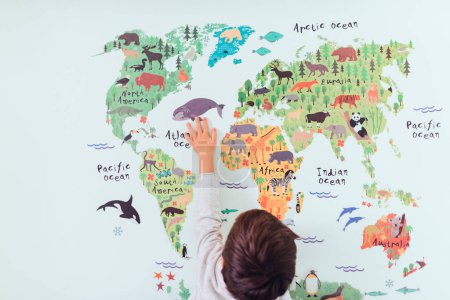 Téléchargez les photos : "enfant regardant la carte du monde" - en image libre de droit