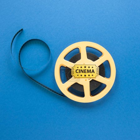 Téléchargez les photos : "film cinéma bobine fond bleu" - en image libre de droit
