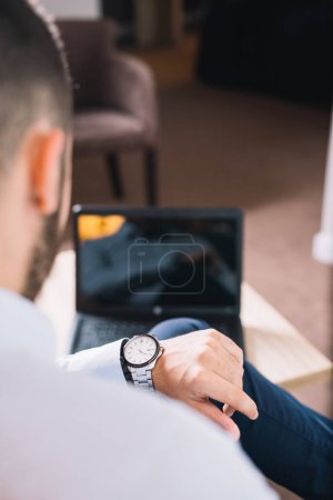 Foto de Hombre de negocios mirando el reloj de pulsera - Imagen libre de derechos