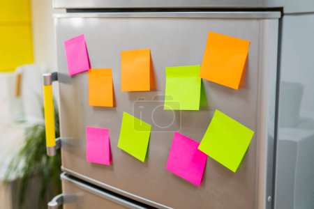 Téléchargez les photos : Notes adhésives sur le réfrigérateur - en image libre de droit