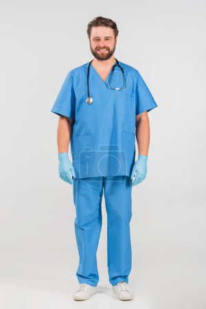 Téléchargez les photos : "infirmière homme debout souriant" - en image libre de droit