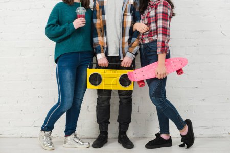 Téléchargez les photos : "adolescents avec skate et radio" - en image libre de droit