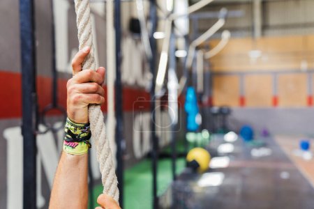 Téléchargez les photos : Mains sur corde dans la salle de gym - en image libre de droit