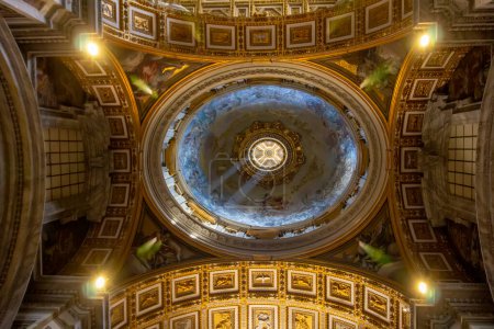 Foto de "Vaticano, Italia - 13 de junio de 2017: Domo Interior de la Basílica de San Pedro. Basílica de San Pedro tiene el interior más grande de cualquier iglesia cristiana en el mundo." - Imagen libre de derechos