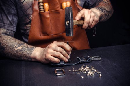 Téléchargez les photos : "Artisanat du cuir produit des articles en cuir
" - en image libre de droit