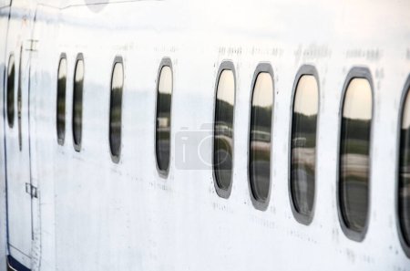Foto de "Primer plano de la ventana del avión" - Imagen libre de derechos