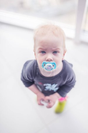 Foto de "lindo bebé con chupete con un fondo blanco" - Imagen libre de derechos