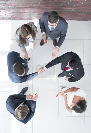 Foto de "top view.business partners estrechando la mano" - Imagen libre de derechos