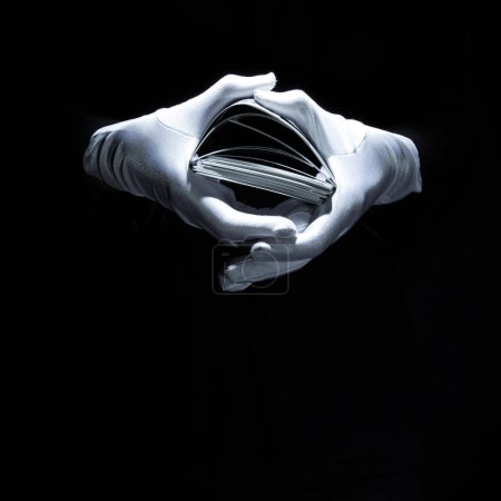 Foto de "mano del mago usando guante blanco sosteniendo cartas de juego pila" - Imagen libre de derechos