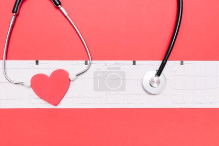 Téléchargez les photos : Cardiogramme coeur stéthoscope fond - en image libre de droit