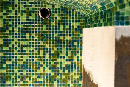 Téléchargez les photos : "Processus de construction d'un sauna avec mur de tuiles de mosaïque" - en image libre de droit
