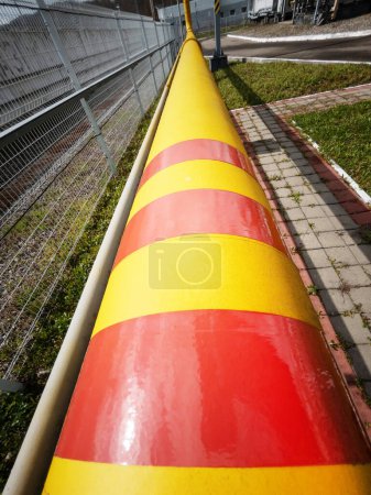 Téléchargez les photos : "Yellow-red main line of the natural gas supply pipeline to the consumer" - en image libre de droit