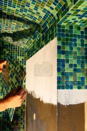 Foto de "Azulejos de mosaico verde en la pared, pequeñas baldosas de cerámica" - Imagen libre de derechos