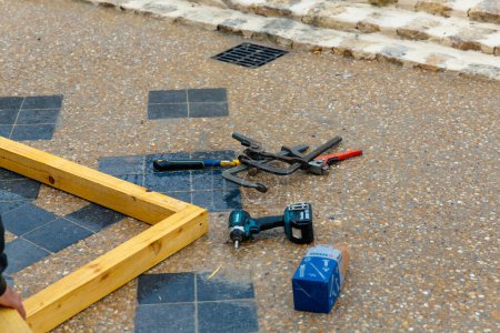 Foto de "Herramientas de renovación en el pavimento en el patio." - Imagen libre de derechos