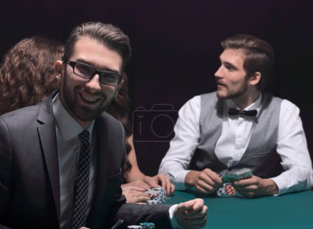 Téléchargez les photos : Homme d'affaires moderne jouant au poker - en image libre de droit
