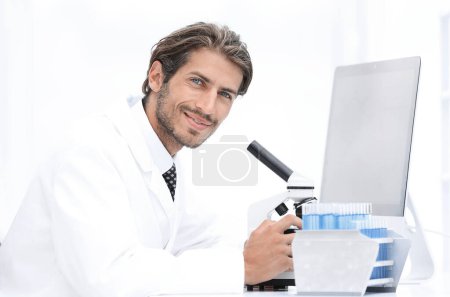 Téléchargez les photos : "Homme chimiste scientifique Reseacher en utilisant le microscope en laboratoire
" - en image libre de droit
