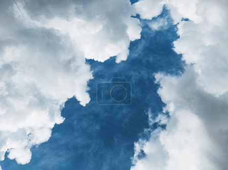 Foto de "Nubes cúmulos diagonalmente contra un cielo azul oscuro" - Imagen libre de derechos