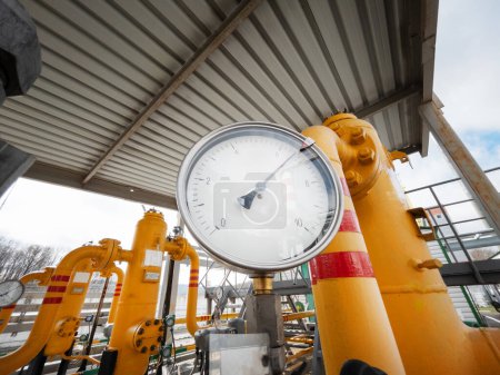 Foto de "Manómetro que mide la presión sobre el gasoducto amarillo" - Imagen libre de derechos