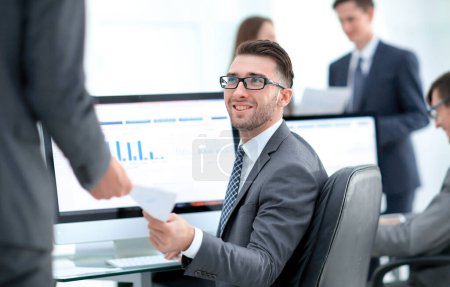 Téléchargez les photos : Homme d'affaires travaillant sur un ordinateur sur des rapports d'entreprise - en image libre de droit