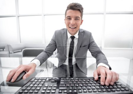 Foto de "hombre de negocios casual mira a la cámara, teclado
" - Imagen libre de derechos
