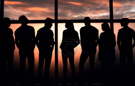 Foto de "equipo de negocios hablando de pie cerca de una gran ventana
" - Imagen libre de derechos