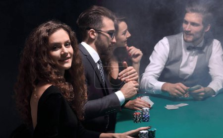 Foto de Jugadores de closeup.poker sentados en una mesa de casino - Imagen libre de derechos
