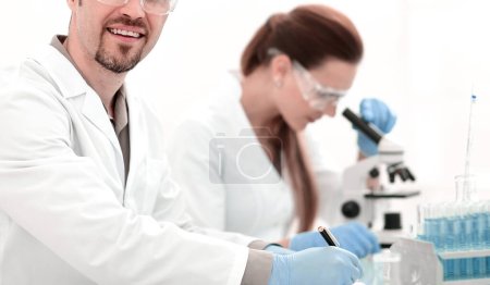 Téléchargez les photos : "deux scientifiques biologistes assis à la table du laboratoire
" - en image libre de droit