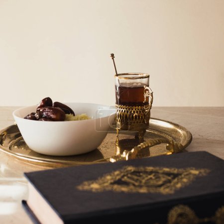 Téléchargez les photos : "concept ramadan avec dates de coran" - en image libre de droit