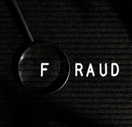 Téléchargez les photos : "mot de fraude avec lettre loupe vue du dessus" - en image libre de droit