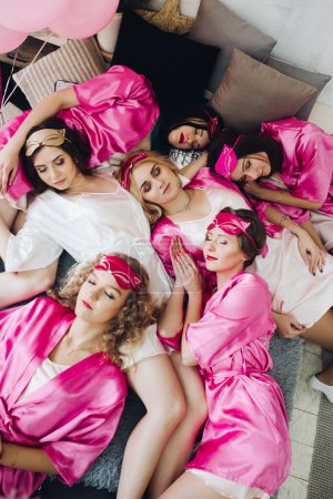 Téléchargez les photos : Amusantes petites amies en robes roses avec future mariée. - en image libre de droit