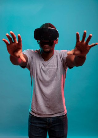 Téléchargez les photos : "Millennial personne jouer avec des lunettes de réalité virtuelle en studio" - en image libre de droit