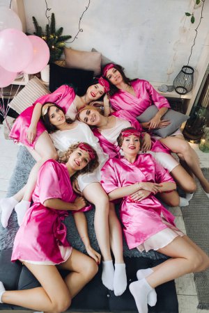 Téléchargez les photos : Amusantes petites amies en robes roses avec future mariée. - en image libre de droit