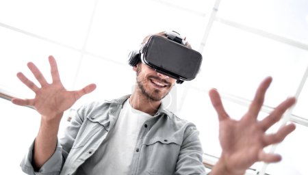 Foto de "Auriculares VR para experiencia empresarial, hombre curioso
" - Imagen libre de derechos