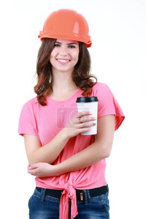 Téléchargez les photos : "Jeune femme constructeur avec casque et café" - en image libre de droit