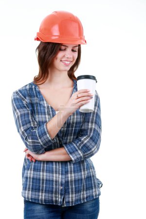 Téléchargez les photos : "Jeune femme constructeur avec casque et café" - en image libre de droit