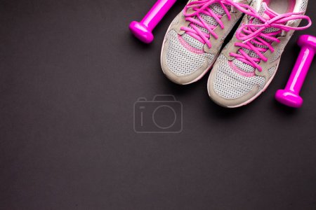 Foto de "arreglo de vista superior con zapatos rosas mancuernas" - Imagen libre de derechos