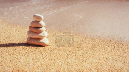 Téléchargez les photos : "vue sur la plage de sable et les vagues de surf sur le rivage
." - en image libre de droit