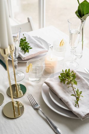 Téléchargez les photos : "magnifique table pour dîner romantique pour deux" - en image libre de droit