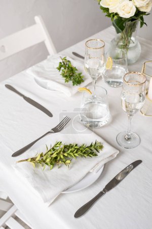 Foto de "hermoso escenario de mesa para la cena romántica para dos" - Imagen libre de derechos