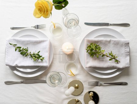 Téléchargez les photos : "beau décor de table pour dîner romantique pour deux, vue sur le dessus" - en image libre de droit