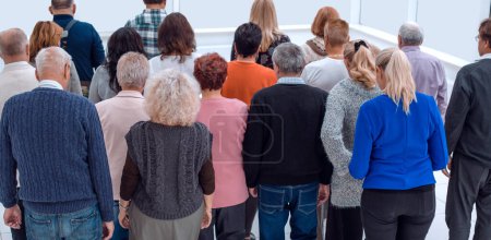 Téléchargez les photos : Un groupe de personnes âgées debout le dos à l'intérieur - en image libre de droit