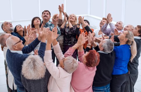 Foto de Un grupo de personas en años se aplauden a sí mismos - Imagen libre de derechos
