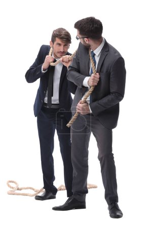 Foto de Dos hombres de negocios tirando de una cuerda larga. - Imagen libre de derechos