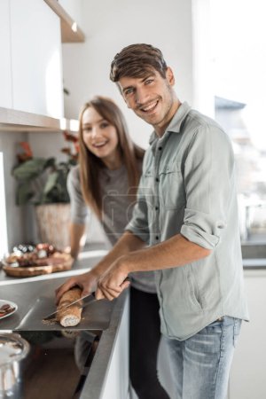 Foto de "feliz joven pareja disfrutando de cocinar desayuno juntos." - Imagen libre de derechos