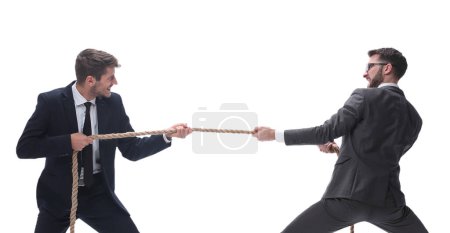 Téléchargez les photos : Deux hommes d'affaires tirant une longue corde. - en image libre de droit
